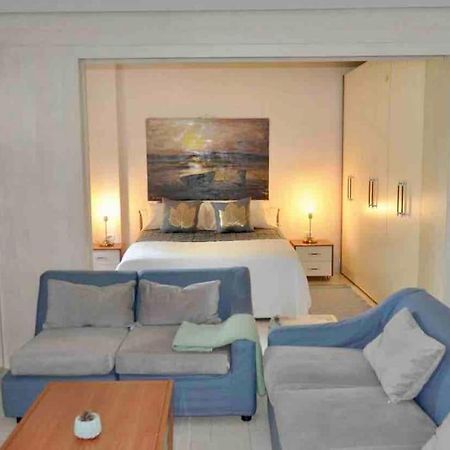Chic City Retreat - Stylish Apartment In Bllok, ティラナ エクステリア 写真