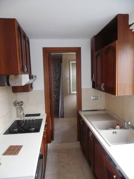 Chic City Retreat - Stylish Apartment In Bllok, ティラナ エクステリア 写真