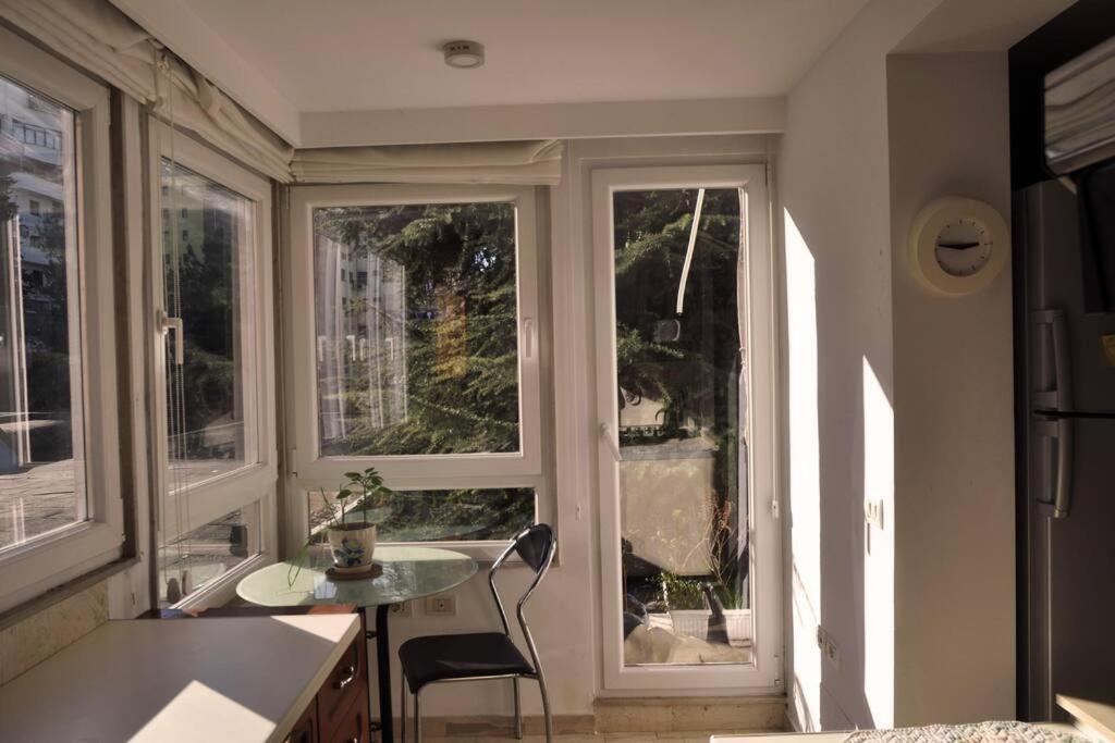 Chic City Retreat - Stylish Apartment In Bllok, ティラナ エクステリア 写真